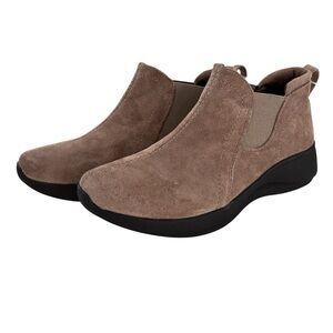 Earth Origins Booties Dayana Casual Taupe Suede Ankle Boots
Comfort
Round Toe